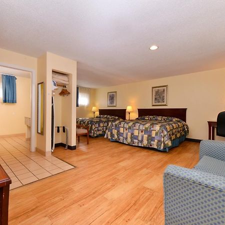 Tower Inn And Suites Of Guilford / Madison Bagian luar foto