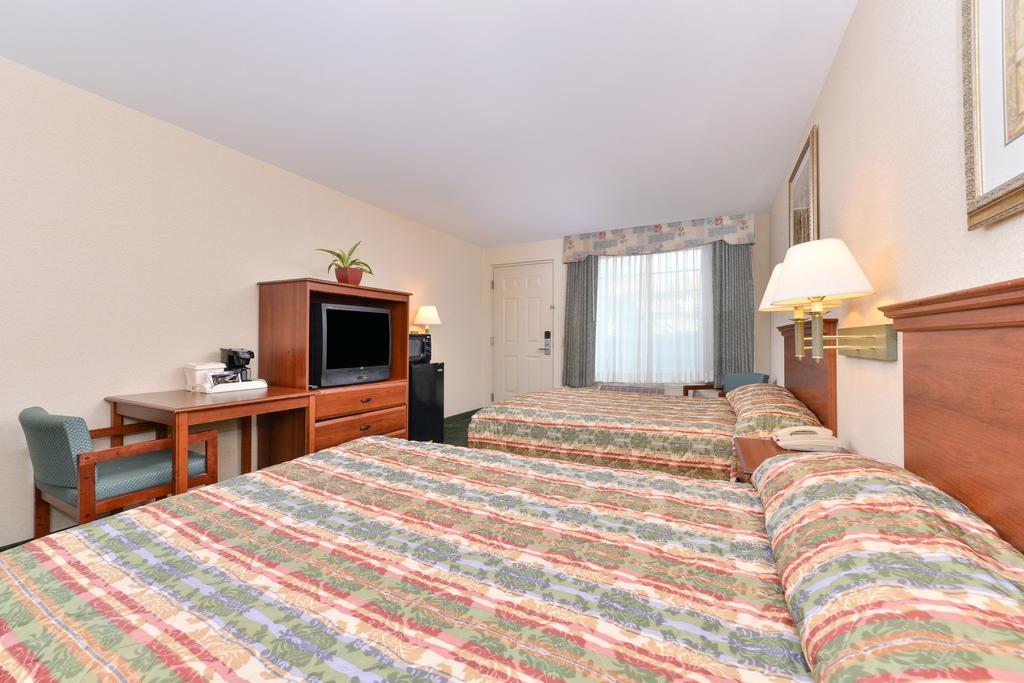 Tower Inn And Suites Of Guilford / Madison Ruang foto