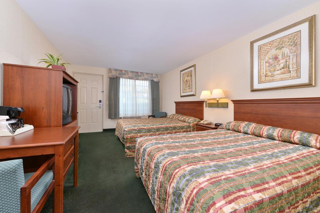 Tower Inn And Suites Of Guilford / Madison Ruang foto