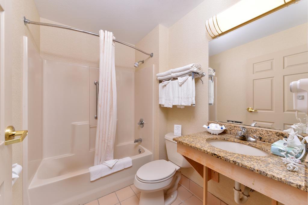 Tower Inn And Suites Of Guilford / Madison Ruang foto