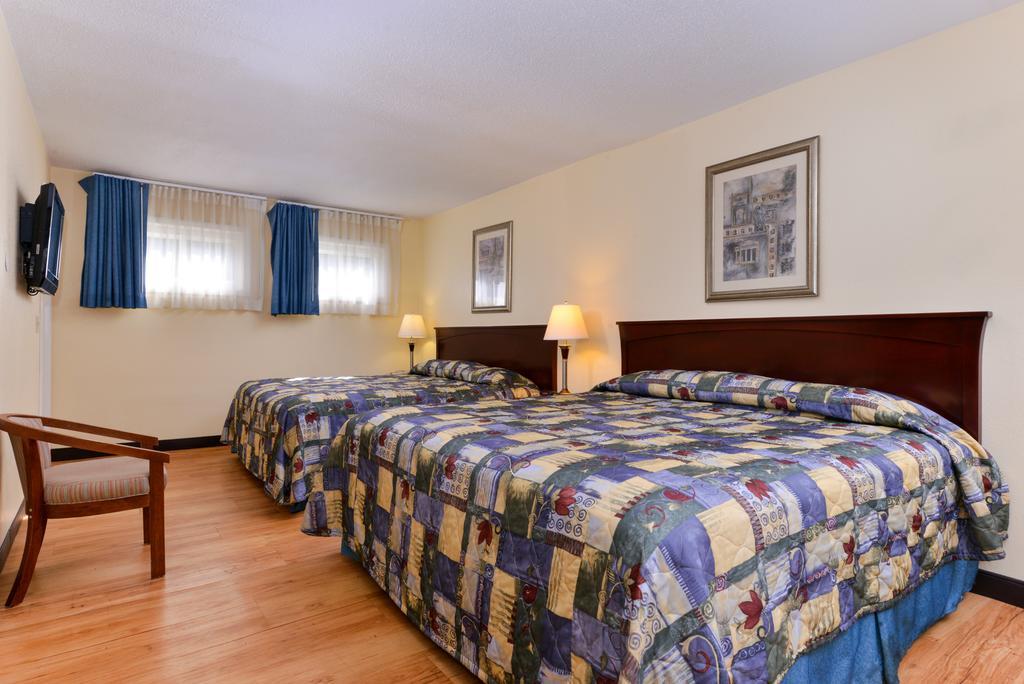Tower Inn And Suites Of Guilford / Madison Bagian luar foto