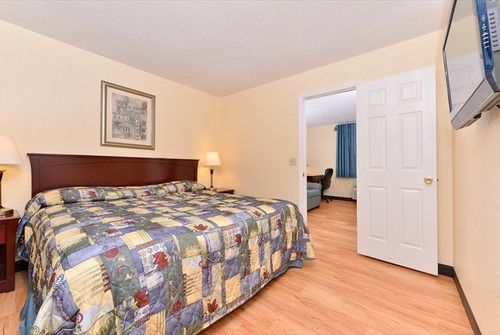 Tower Inn And Suites Of Guilford / Madison Bagian luar foto