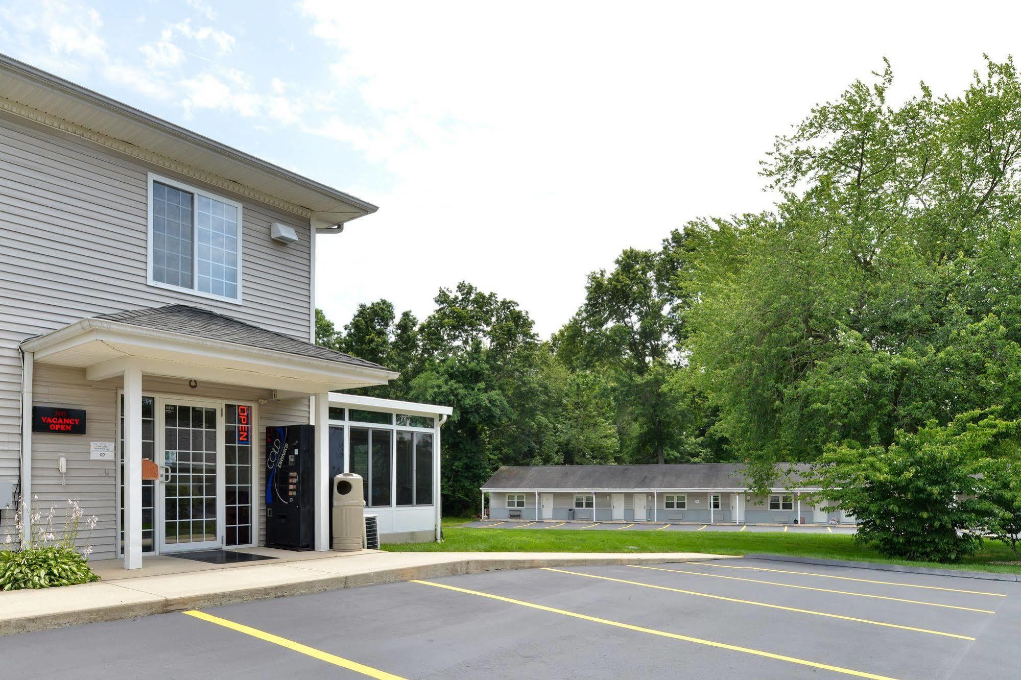 Tower Inn And Suites Of Guilford / Madison Bagian luar foto