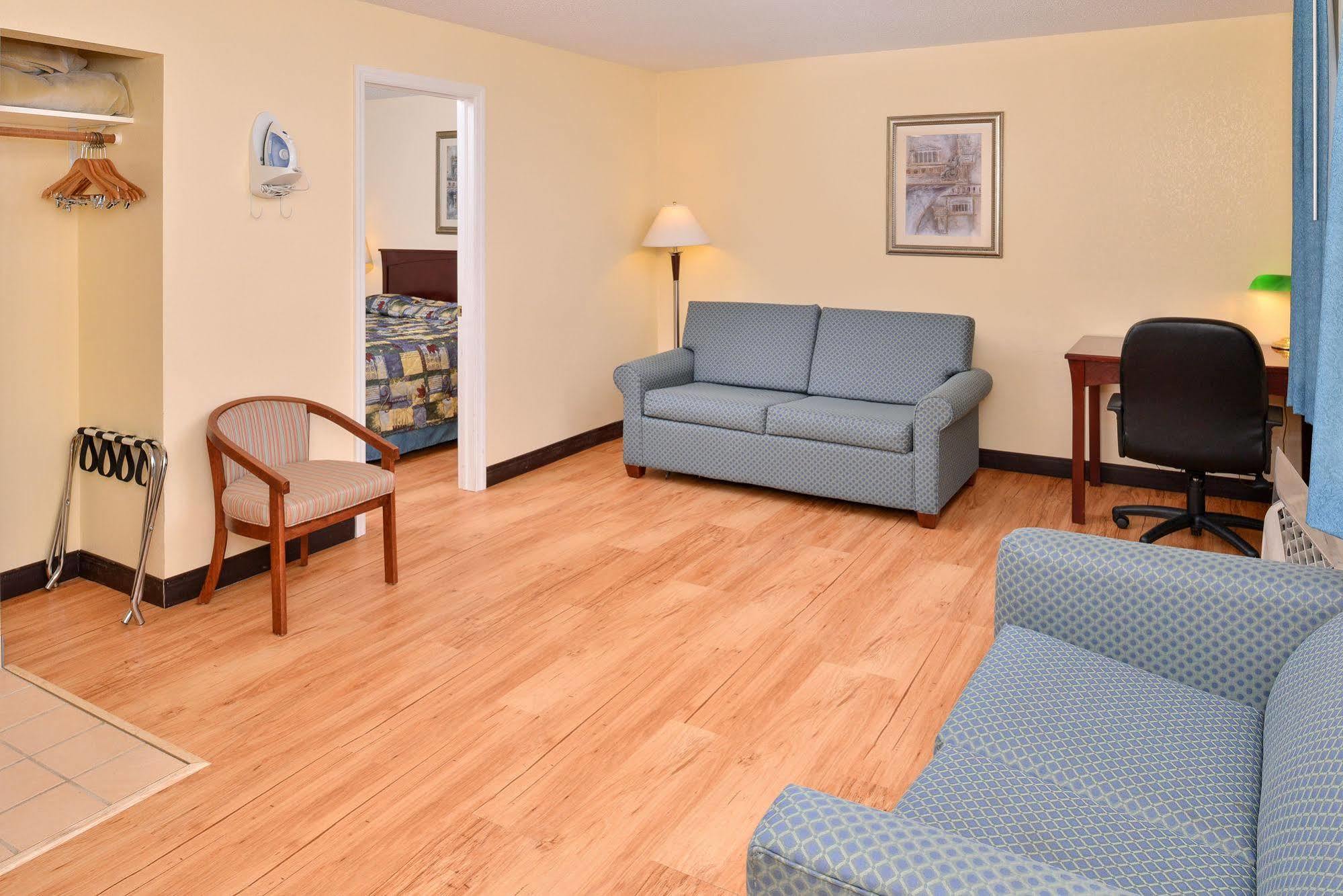 Tower Inn And Suites Of Guilford / Madison Bagian luar foto