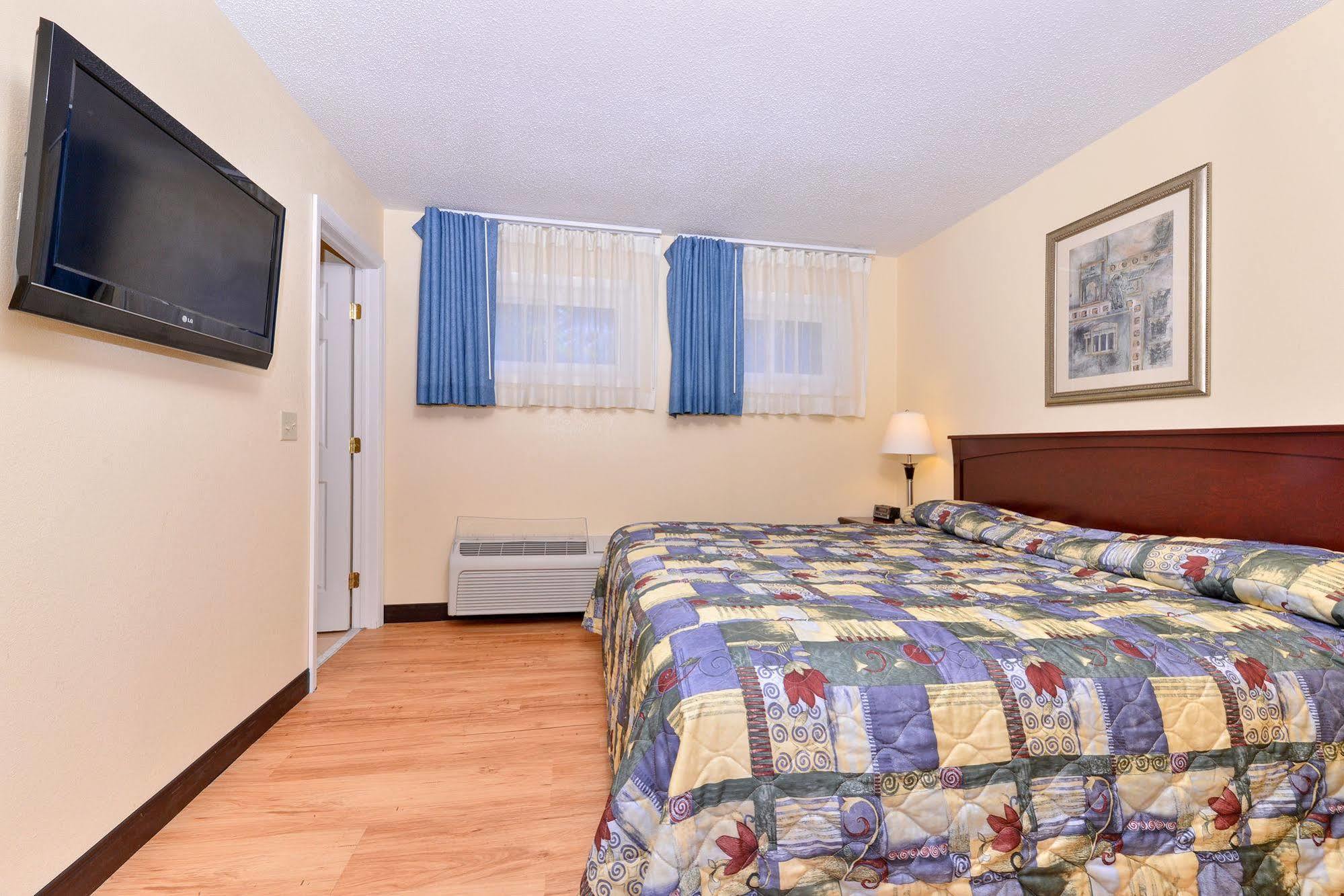 Tower Inn And Suites Of Guilford / Madison Bagian luar foto