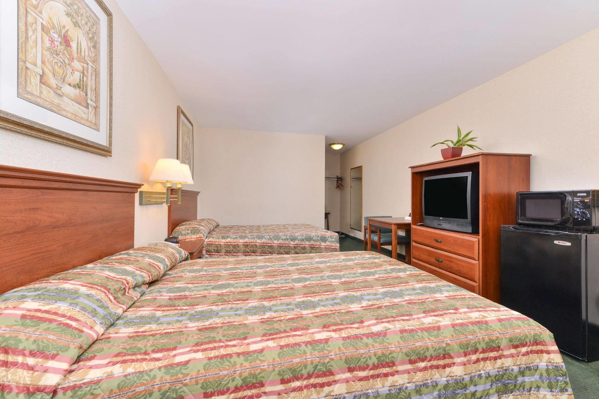 Tower Inn And Suites Of Guilford / Madison Bagian luar foto