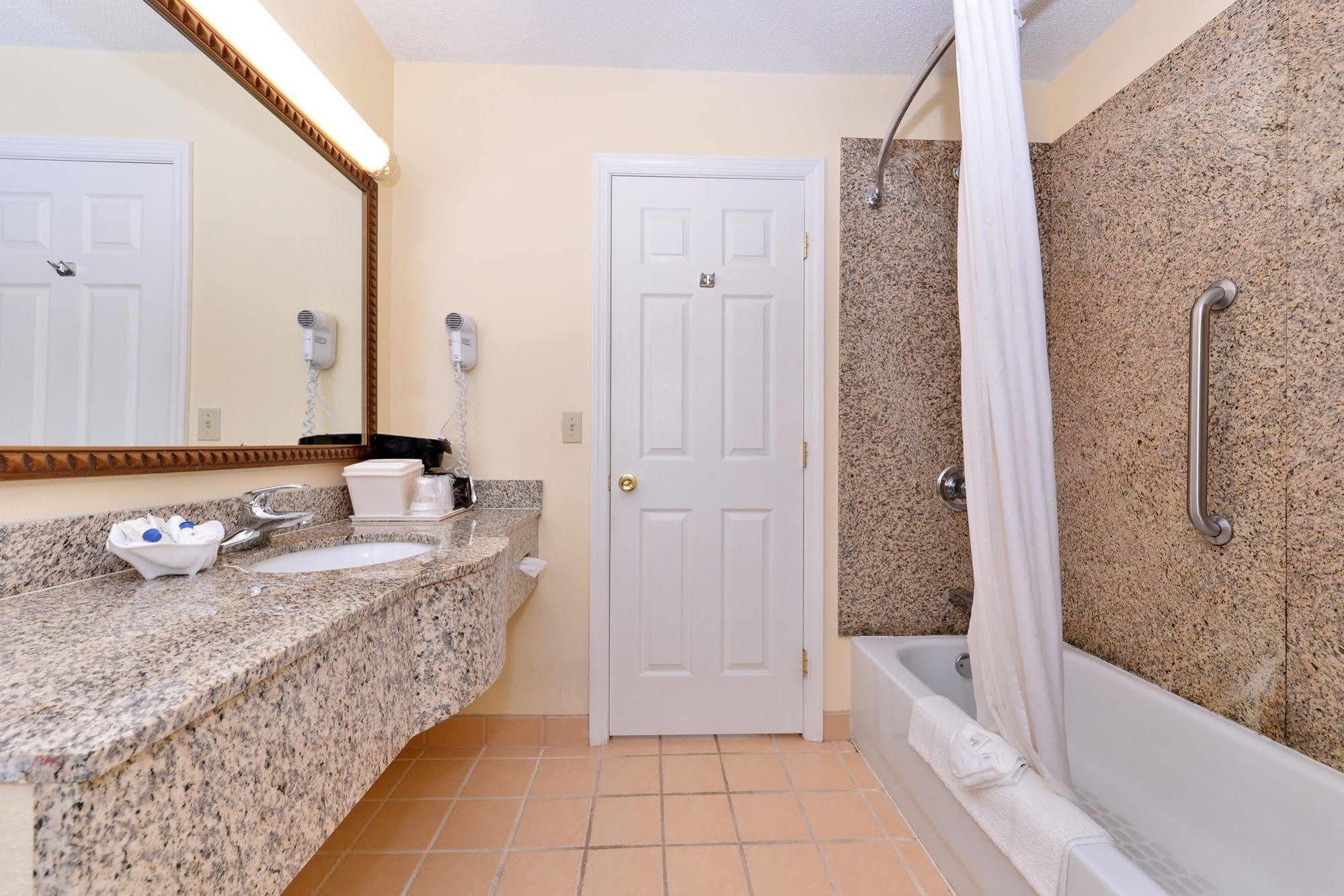Tower Inn And Suites Of Guilford / Madison Bagian luar foto